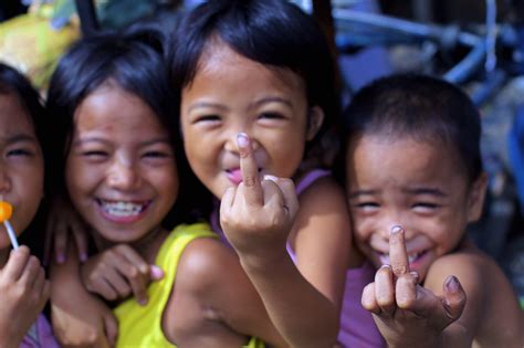 Photographed Some Random Filipino Kids How They Naturally Posed