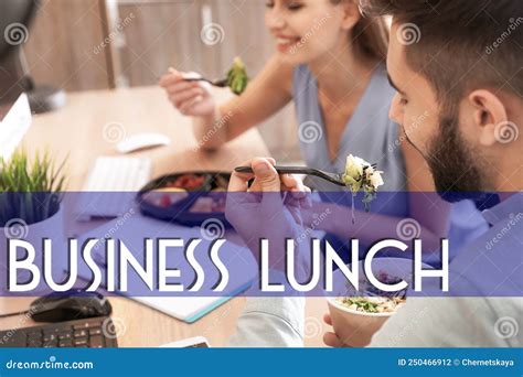 Empleados De Oficina Comiendo En El Lugar De Trabajo Almuerzo De