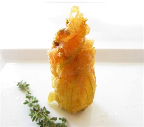 Con las recetas de nestlé cocina conseguirás platos riquísimos cortar el salmón en tiras y colocarlo encima del calabacín. Flor de calabacín rellena en tempura | Receta en 2020 (con ...