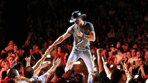 tim mcgraw shows off his fitness for men s health b104 7 manhattan s hometown country station