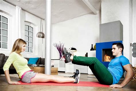 Es ist wichtig, dass du vor der. Fitnessübungen für zu Hause: Fitness zuhause - FIT FOR FUN