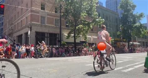 Völlig nackte Radfahrer blitzen Kinder bei der Seattle Pride Parade