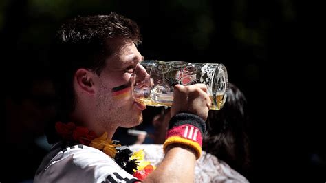 Hinrunde mit zwölf englischen wochen. WM 2022: Katar senkt Alkoholsteuer - doch Bier bleibt ...