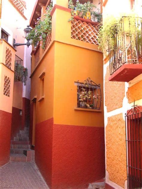 El Callejon Del Beso En León Guanajuato Colores Mexicanos