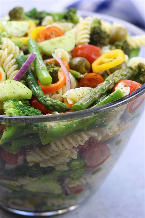 Perfect for your next potluck! Christmas Pasta Salad Recipe - Thanksgiving Holiday Hop - Side Dish: Pasta Salad - Life ...