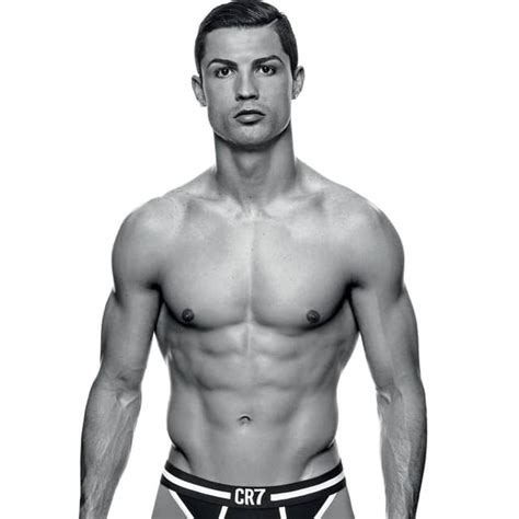 Ronaldo ist für seinen durchtrainierten körper bekannt. International - Ronaldo noch knackiger: Jetzt stählt er ...