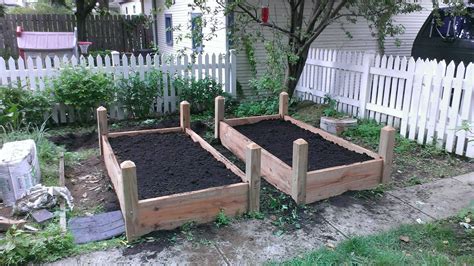 To get the benefits of raised beds, most of the plant's root system will need to grow above the soil line. buy Raised Bed Vegetable Garden Plans Design kit materials pictures soil - 0 HEALTHY ROOTS ...