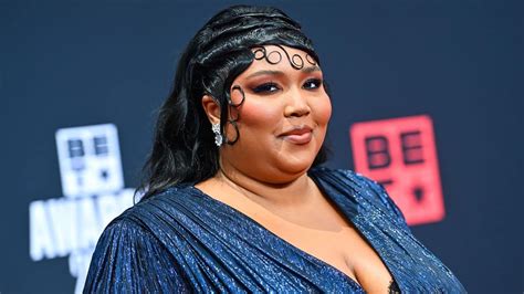 lizzo says she s ‘not the villain after former dancers claim sexual harassment