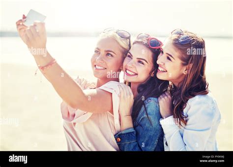gruppen selfie am strand fotos und bildmaterial in hoher auflösung alamy