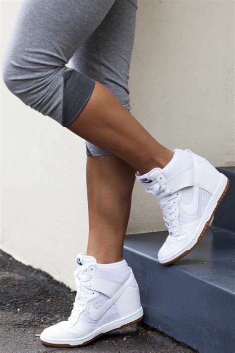 Du siehst die neuen trends auf einen blick und filterst genau das heraus, was du suchst. Schuhe mit Keilabsatz - 80 Ideen für modernes Outfit ...