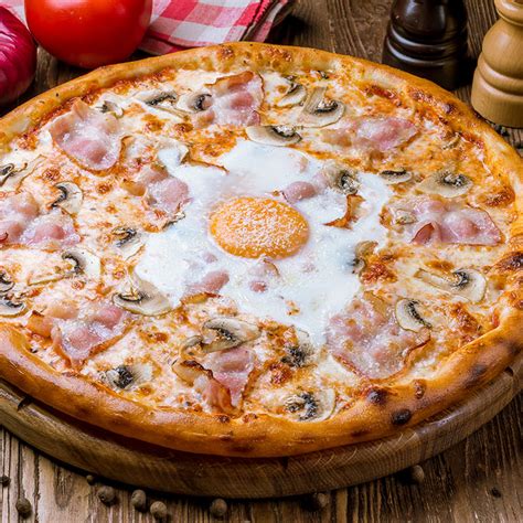 Sigue sus instrucciones con tu ratón y haz una deliciosa pizza para el día de san valentín. Pizza carbonara con huevo