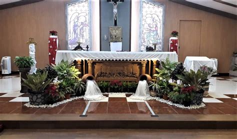 Selain buket bunga wedding, korsase pengantin pria, bunga pengiring wanita, rangkaian bunga meja pengantin, rangkaian bunga meja altar. 20+ Inspirasi Model Dekorasi Altar Gereja - Meen on Llife