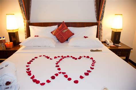 Interesting Love Shape Red Rose For Romantic Bedroom Anniversary With
