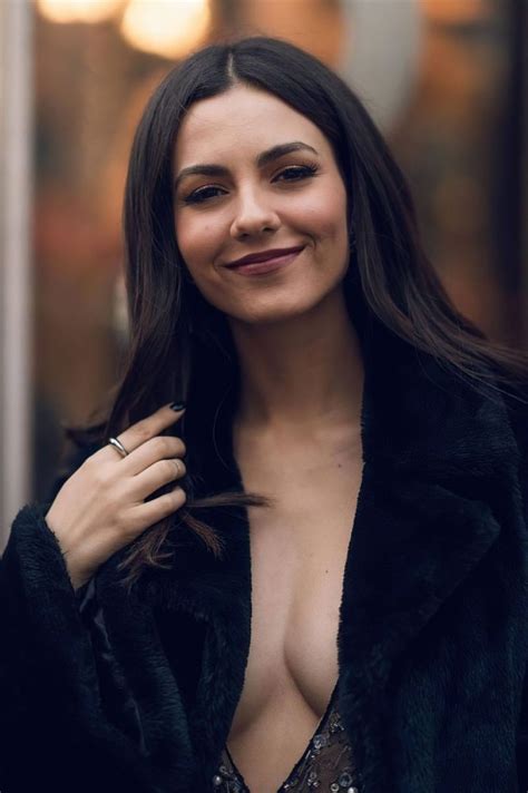 Victoria Justice Braless Boobs In A Low Cut Dress Fappenist