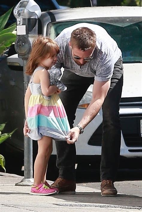 Gloria Zgodni Tatica U Akciji Ryan Gosling S Kćerkicama Koje Su Slika I Prilika Eve Mendes