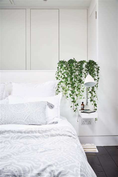 These minimalist bedrooms span a range of styles, from natural chic to industrial, including a variety of traditional decor associated with japan (sometimes adopted from other parts of asia) is among while not as spare as other minimalist bedrooms, it definitely accomplishes a lot of functionality for. Minimalist white bedroom with English Ivy indoor house ...