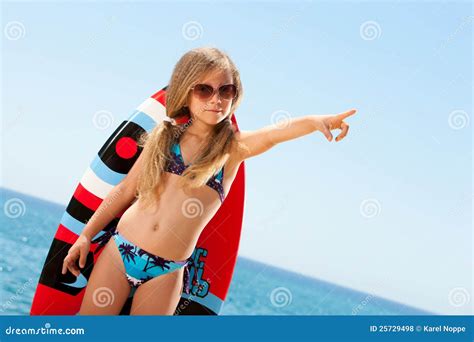 nettes mädchen im bikini draußen zeigend mit dem finger stockfoto bild von draussen person