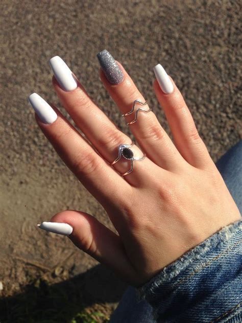 Se ven lindas tanto en uñas cortas como en uñas con gel. 𝙉𝙖𝙞𝙡𝙨♥️ | White acrylic nails, Cute spring nails, Coffin nails designs