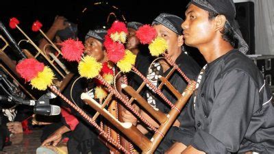 Sampek Alat Musik Tradisional Suku Dayak Kalimantan Timur Memantau Segalanya