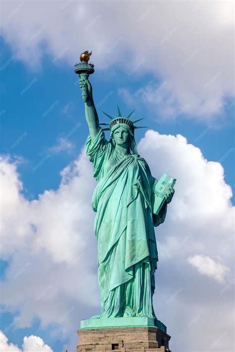 La Estatua De La Libertad En Manhattan New York City Foto Premium