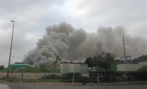 Roma Vasto Incendio All Impianto Di Rifiuti Malagrotta Agenpress