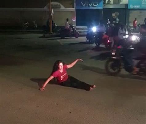 बीच सड़क पर लेट गई नशे में चूर लड़की थम गया ट्रैफिक Trending Aajtak