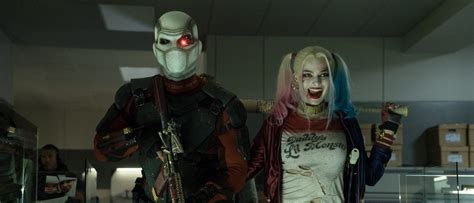 Uma onda de homicídios começa a assustar os moradores da cidade e todas as mortes são creditadas a uma lenda local de um bruxa chamada sarah fier e, por motivos sem pé nem cabeça, os jovens começam a correr perigo. Suicide Squad Character Details: Meet the Bad Guys