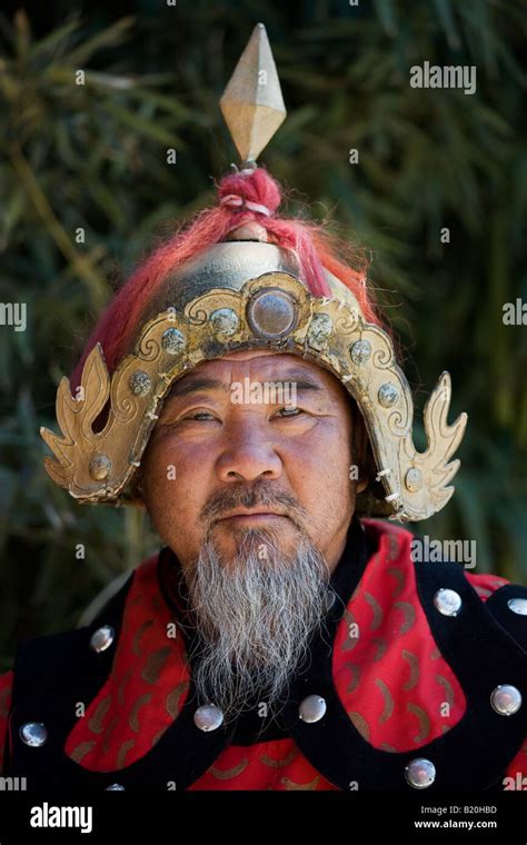 El Hombre Vestido Con Traje De Guerrero Mongol En El Muro De La Gran