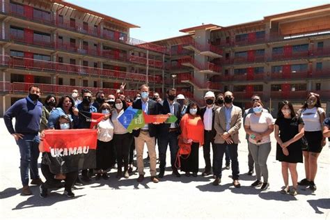 Encargado de la planificación, desarrollo y construcción de viviendas, además urbanizar y normar el uso de los espacios de los centros urbanos, haciéndolos apropiados para vivir. Minvu