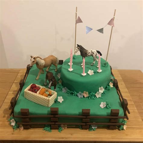 „standarte kindergeburtstagskuchen mit einer 3 d landschaft. Pferdetorte Kindergeburtstag | Kinder kuchen geburtstag ...