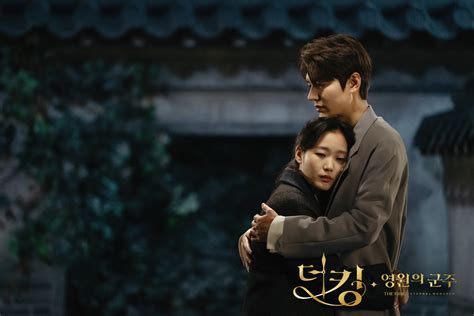 Nixx apr 10 2021 6:00 pm amazing drama only watching a year after it's release but i am glad last i fee like it was scheduled at the wrong time as popular drama crashing landing on you and its okay not to be. The King Eternal Monarch Finale: Lee Min Ho, Kim Go Eun ...