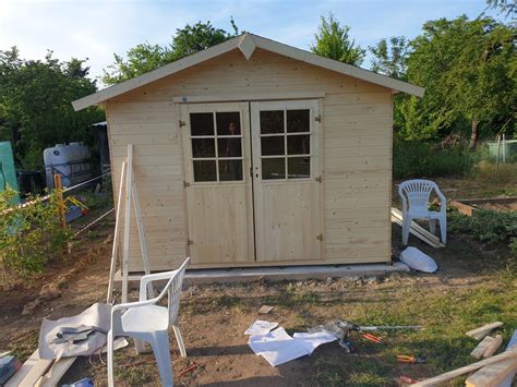 Gartenhütte aufbauen