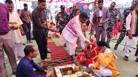 अनूठी पहल नक्सल क्षेत्र के 12 जोड़ों की सीआरपीएफ ने रचाई शादी मंत्री
