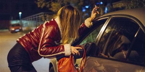 Pourquoi La France S Apprête à Pénaliser Les Clients De Prostituées Le Huffpost