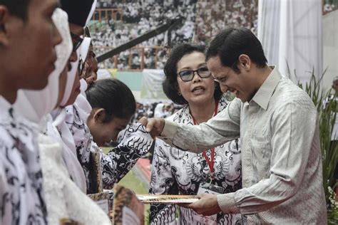 Kebijakan kampus merdeka ini merupakan kelanjutan terobosan baru dari konsep merdeka belajar melalui, program kampus merdeka nantinya, harapannya dapat mempermudah perguruan tinggi. Kampus "Merdeka" ala Nadiem dan Pentingnya Menentukan ...