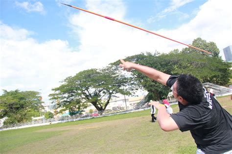 Peluru hendaklah dipegang dengan tapak tangan dan disokong oleh jari serta menyentuh rongga tulang peluru ditolak dari kedudukan atas bahu.iii. Sekolah Menengah Arab Laki-Laki Hassanal Bolkiah: Rentas ...
