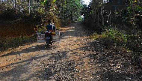 Warga Keluhkan Jalan Sumpiuh Somagede Rusak Parah