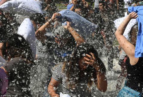 Hundreds Pillow Fight In Los Angeles And New York Daily Mail Online