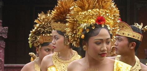 Eileen gu/ailing gu (谷愛凌) (* 3. Cultar is Traidiseanan Indonesia | Naidheachdan Siubhail
