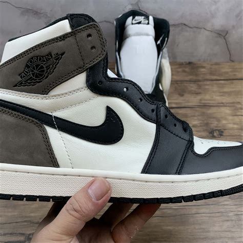 Nike Air Jordan 1 Retro High Dark Mocha Nuevo Instagram Footzonespain2