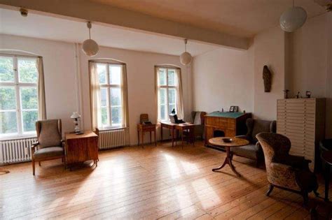 Stop dreaming and start traveling. Bertolt-Brecht-Haus Berlin | stadtrundfahrt.com