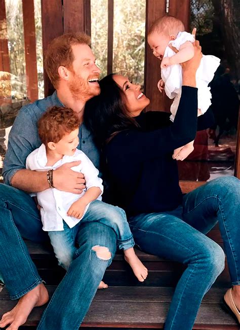 el príncipe harry y meghan markle mostraron por primera vez a su hija lilibet en una foto