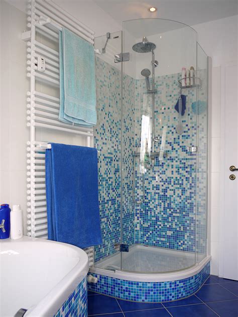 Le combinazioni di colori e i diversi motivi regalano indubbiamente un tocco finale sorprendente. Bagni in muratura: 20 idee moderne per un bagno di carattere