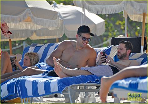 Photo Kris Humphries Goes Shirtless In Miami Photo Just Jared