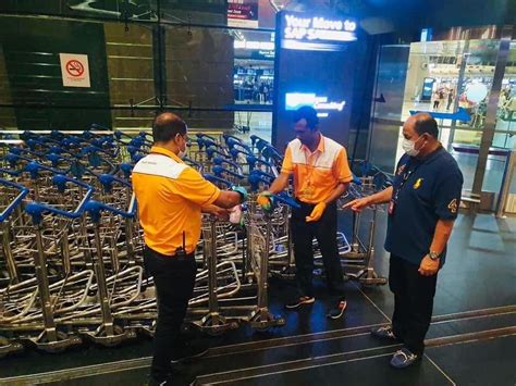 Di terjemahan google istilah itu punya arti berjuang keras. "Kuman pergilah kau" Pekerja lapangan terbang bertungkus ...