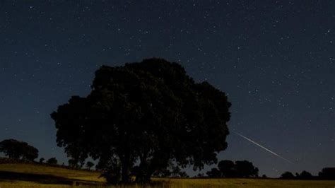 Por tanto, el mejor momento para observar las perseidas será la noche del 12 al 13 de agosto, una vez que el cielo esté oscuro, después de que el creciente de luna se oculte por el horizonte. ¿Dónde puedo ver la lluvia de perseidas en Galicia?