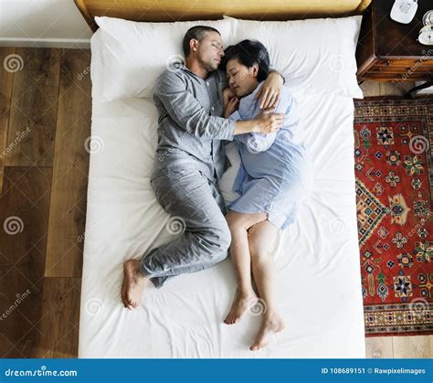 Pares Interraciales Que Duermen Junto En La Cama Imagen De Archivo Imagen De Novia Dormido