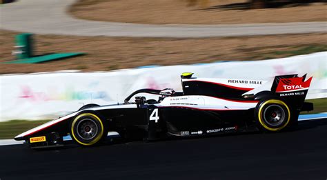 La sesión de clasificación decide el orden de parrilla para la carrera larga, que tiene una longitud de poco más de 170 kilómetros (140 en mónaco y 160 en hungaroring), o hasta que se complete la hora de carrera, dejando solamente una vuelta más luego de. Jerez F2 2019 Test: Nyck de Vries still in the lead on Day 2