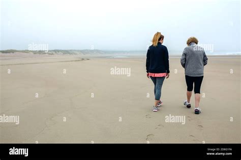 Femmes marchant ensemble sur la plage Banque de photographies et dimages à haute résolution Alamy