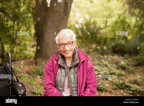Portrait femme âgée assise en fauteuil roulant Banque de photographies